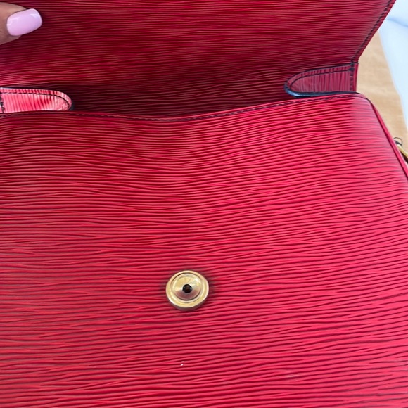 ❌🔥SALE❌PRICE DROP ❌AUTHENTIC Louis Vuitton Epi Saint Cloud /Crossbody Ba… - Picture 14 of 17